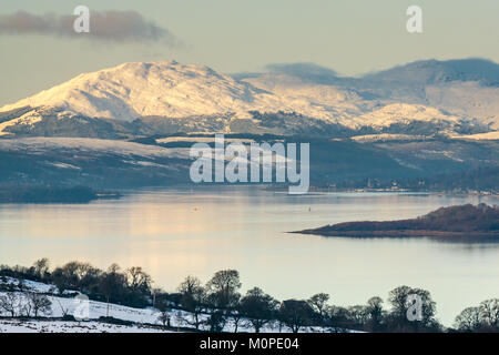 Winter Szene über Clyde River von Hügel über Arundel. Schneebedeckte Berge, blauer Himmel und ruhiges Wasser im Abendlicht, Schottland, Großbritannien Stockfoto