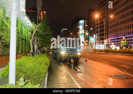 Ein Zementmischer steht vor einer Baustelle an der Nanjing East Road in Taipei, Taiwan. Die Szene spiegelt die laufende Stadtentwicklung und Bautätigkeit in der Stadt wider. Stockfoto
