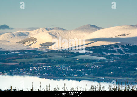 Winter Szene über Clyde River von Hügel über Arundel. Schneebedeckte Berge, blauer Himmel und ruhiges Wasser im Abendlicht, Schottland, Großbritannien Stockfoto