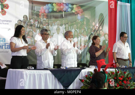 Casa Abierta bezieht sich auf ein offenes Haus oder eine öffentliche Veranstaltung, die wahrscheinlich mit einem kulturellen oder architektonischen Ereignis verbunden ist. Das Bild deutet auf ein bestimmtes Ereignis oder Gebäude im Kontext einer öffentlichen Besichtigung oder architektonischen Präsentation hin. Stockfoto