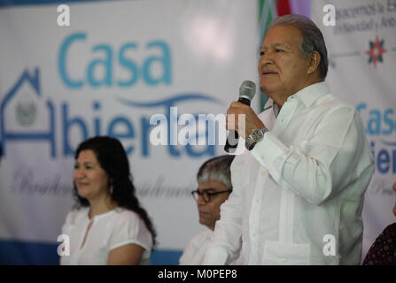 *Casa Abierta* bezieht sich auf eine Open-House-Veranstaltung, bei der Immobilien potenziellen Käufern oder der Öffentlichkeit präsentiert werden. Diese spezielle Instanz wird mit einem Bild aus einer Fotosammlung in Verbindung gebracht, das das Wesen solcher Ereignisse festlegt. Stockfoto