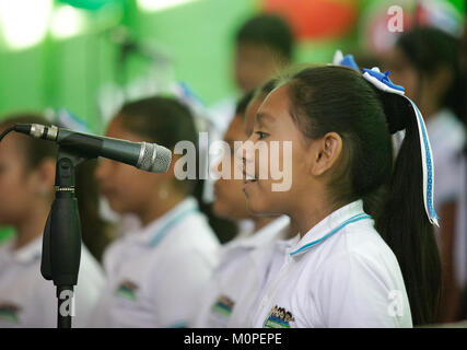 Casa Abierta ist ein Begriff, der sich wahrscheinlich auf eine Open House oder öffentliche Veranstaltung an einem bestimmten Ort bezieht. Die Referenznummer 23674056376 könnte sich auf eine Archiv- oder Katalognummer beziehen. Solche Veranstaltungen zielen häufig darauf ab, den kulturellen Austausch zu fördern oder Einblicke in bestimmte Orte oder Aktivitäten zu geben. Stockfoto