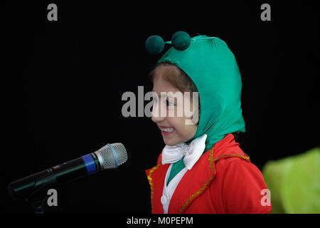 Casa Abierta bezieht sich auf eine Open House-Veranstaltung, möglicherweise im Zusammenhang mit einer architektonischen oder kulturellen Ausstellung. Das Bild ist wahrscheinlich ein Ereignis, bei dem Architektur und Kunst der Öffentlichkeit präsentiert werden. Stockfoto