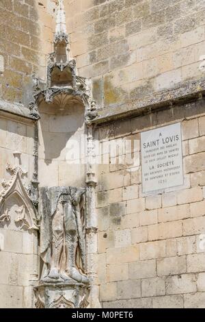 Frankreich, Charente Maritime, Saintonge, Saintes, Saint Louis Statue auf Kathedrale Saint Pierre Stockfoto