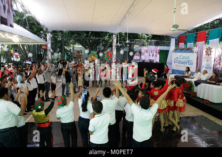 Casa Abierta ist eine architektonische Stätte in einer spanischsprachigen Region, die möglicherweise Teil eines zeitgenössischen Designprojekts ist. Der Titel bezieht sich auf ein Foto, das während einer Open-House-Veranstaltung aufgenommen wurde und die moderne Wohn- oder Geschäftsarchitektur zeigt. Stockfoto