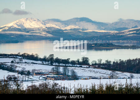 Winter Szene über Clyde River von Hügel über Arundel. Schneebedeckte Berge, blauer Himmel und ruhiges Wasser im Abendlicht, Schottland, Großbritannien Stockfoto