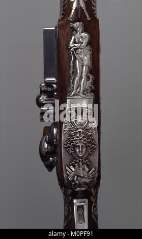 Dieses Set enthält ein Feuersteingewehr, ein Paar Pistolen und verschiedene Zubehörteile. Die Gegenstände sind Teil der Sammlung des Metropolitan Museum of Art und zeigen die Handwerkskunst der Waffen aus dem 18. Jahrhundert. Stockfoto