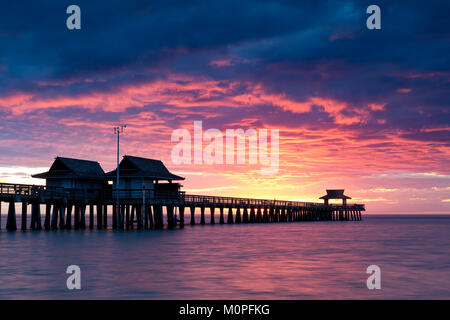 Sonnenuntergang am Naples Pier und den Golf von Mexiko, Naples, Florida, USA Stockfoto