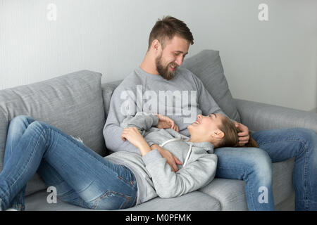 Liebevolle junge Paar erholsamen Wochenende zu Hause auf der Couch genießen Stockfoto
