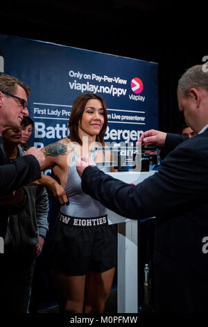 Norwegen, Bergen - Juni 08., 2017. Die Argentinische boxer Erica Farias gesehen an den am Tag vor dem Kampf in der Schlacht von Bergen in Bergen wiegen. (Foto: Gonzales Foto - Jarle H. Moe). Stockfoto