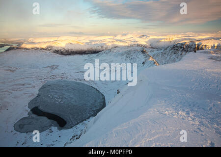 Blick nach unten in Richtung rot Tarn und Schreitenden Flanke von Helvellyn, Lake District, England. Stockfoto