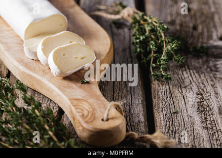 Nahaufnahme der Camembert Käse auf dem hölzernen Schneidebrett. Stockfoto