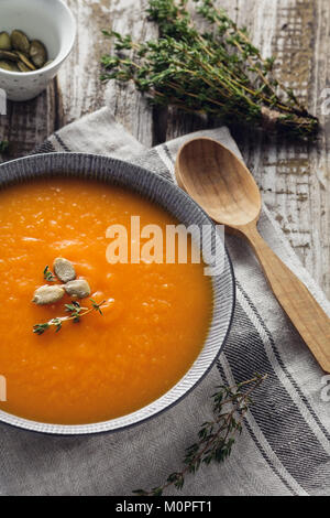 Blick von oben auf die kürbissuppe im grauen Keramik Teller. Stockfoto