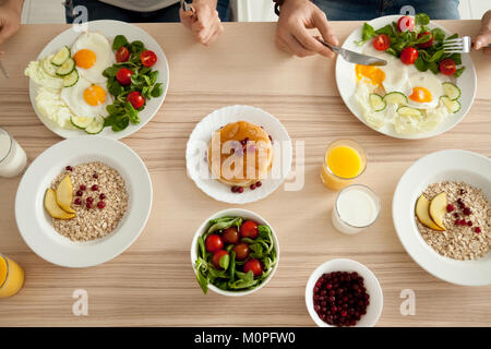 Draufsicht auf den Frühstückstisch mit gesunden Lebensmitteln für Paare Stockfoto
