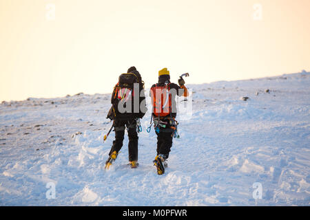 Ein paar Bergsteiger auf dem Gipfel des Helvellyn, Lake District, England. Stockfoto