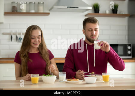 Junge attraktive Paar gesundes Frühstück zusammen speisen Stockfoto