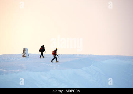 Ein paar Bergsteiger auf dem Gipfel des Helvellyn, Lake District, England. Stockfoto