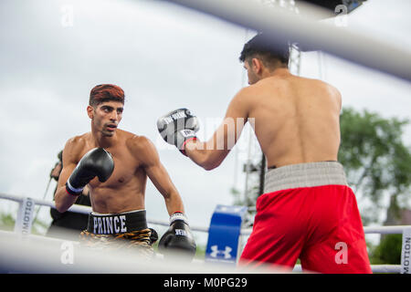 Norwegen, Bergen - Juni 09., 2017. Die norwegische Boxer Hadi und Mohammed Srour Asgharin (in Rot) treffen sich im Ring während des Kampfes der Schlacht von Bergen in Bergen. (Foto: Gonzales Foto - Jarle H. Moe). Stockfoto