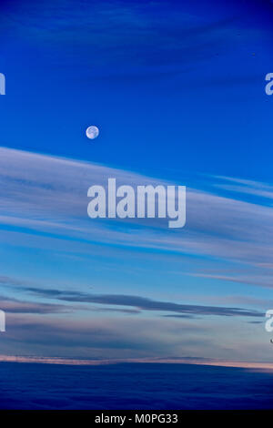 Cloudscape mit dem Mond, im Flug Foto. Stockfoto