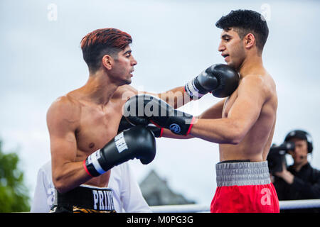 Norwegen, Bergen - Juni 09., 2017. Die norwegische Boxer Hadi und Mohammed Srour Asgharin (in Rot) treffen sich im Ring während des Kampfes der Schlacht von Bergen in Bergen. (Foto: Gonzales Foto - Jarle H. Moe). Stockfoto