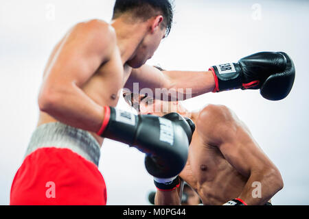 Norwegen, Bergen - Juni 09., 2017. Die norwegische Boxer Hadi und Mohammed Srour Asgharin (in Rot) treffen sich im Ring während des Kampfes der Schlacht von Bergen in Bergen. (Foto: Gonzales Foto - Jarle H. Moe). Stockfoto