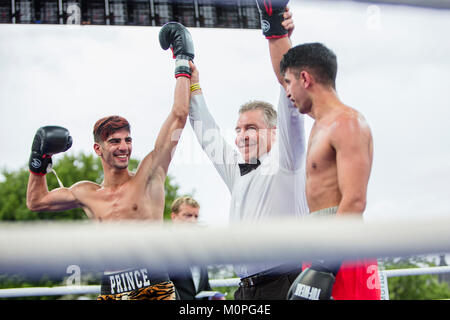 Norwegen, Bergen - Juni 09., 2017. Die norwegische Boxer Hadi und Mohammed Srour Asgharin (in Rot) treffen sich im Ring während des Kampfes der Schlacht von Bergen in Bergen. (Foto: Gonzales Foto - Jarle H. Moe). Stockfoto