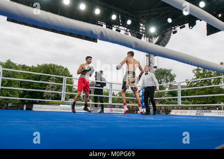 Norwegen, Bergen - Juni 09., 2017. Die norwegische Boxer Hadi und Mohammed Srour Asgharin (in Rot) treffen sich im Ring während des Kampfes der Schlacht von Bergen in Bergen. (Foto: Gonzales Foto - Jarle H. Moe). Stockfoto