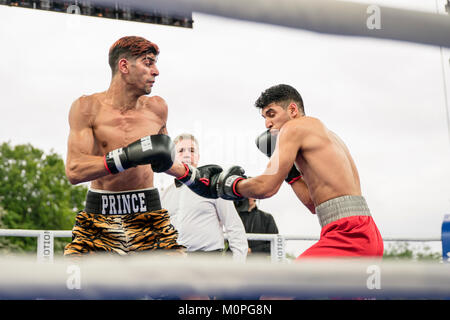 Norwegen, Bergen - Juni 09., 2017. Die norwegische Boxer Hadi und Mohammed Srour Asgharin (in Rot) treffen sich im Ring während des Kampfes der Schlacht von Bergen in Bergen. (Foto: Gonzales Foto - Jarle H. Moe). Stockfoto