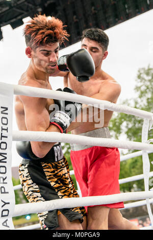 Norwegen, Bergen - Juni 09., 2017. Die norwegische Boxer Hadi und Mohammed Srour Asgharin (in Rot) treffen sich im Ring während des Kampfes der Schlacht von Bergen in Bergen. (Foto: Gonzales Foto - Jarle H. Moe). Stockfoto