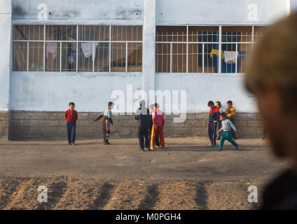 Nordkoreanische Jungs, in der Straße, Süd-pyongan Provinz, Nampo, Nordkorea Stockfoto