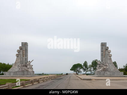 West meer Dam mit Eisenbahn und Autobahn auf der West sea Barrage, Süd-pyongan Provinz, Nampo, Nordkorea Stockfoto