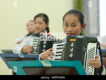 Akkordeon Unterricht mit Nordkoreanischen Studenten in der mangyongdae Kinder Palace, Pyongan Provinz, Pyongyang, Nordkorea Stockfoto