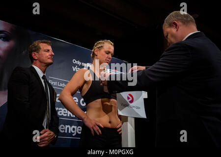 Norwegen, Bergen - Juni 08., 2017. Die schwedische Boxer Joanna Ekedahl gesehen an den am Tag vor dem Kampf in der Schlacht von Bergen in Bergen wiegen. (Foto: Gonzales Foto - Jarle H. Moe). Stockfoto