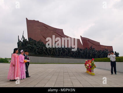 Nordkoreanische Paare feiern ihre Hochzeit vor Kim Il Sung Statue in Grand Mansudae Monument, Pyongan Provinz, Pyongyang, Nordkorea Stockfoto