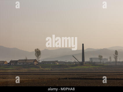 Dorf und Fabrik in der Landschaft, Süd-pyongan Provinz, Nampo, Nordkorea Stockfoto