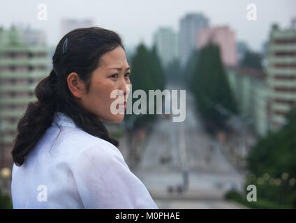 Porträt eines nordkoreanischen Frau mit Blick auf die Stadt, Provinzen Süd-Hamgyong Provinz, Hamhung, Nordkorea Stockfoto