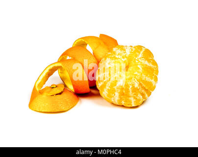 Die geschälte Orange und Orange Peel auf weißem Hintergrund Stockfoto