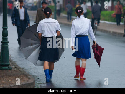 Nordkoreanische Mädchen auf der Straße während eines regnerischen Tag,Hwanghae Province, Sariwon, Nordkorea Stockfoto