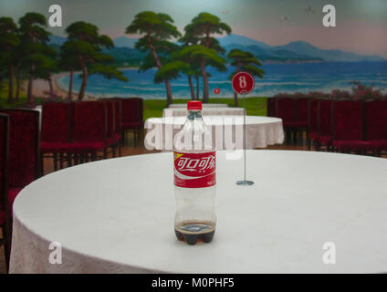 Chinesische Coca Cola Flaschen auf dem Tisch eines leeren Restaurant, Provinzen Süd-Hamgyong Provinz, Hamhung, Nordkorea Stockfoto