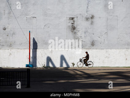 Nordkoreanische Mann auf einem Fahrrad in der Hungnam Stickstoff-dünger Pflanze, Provinzen Süd-Hamgyong Provinz, Hamhung, Nordkorea Stockfoto