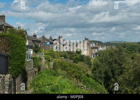 Anzeigen unter blauen Himmel entlang der Reihe von Häusern aus Stein (Halbfinale) an der Oberseite des Baildon Bank, einem steilen bewaldeten Klippe Shipley, West Yorkshire, England, UK. Stockfoto