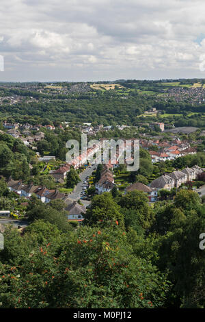 Panoramablick auf die städtische Szene - Baildon Stadt (Vordergrund Wohngebiet Vorstadt Doppelhäuser) in Grün grüner Umgebung - Bradford, Yorkshire, England, Großbritannien Stockfoto