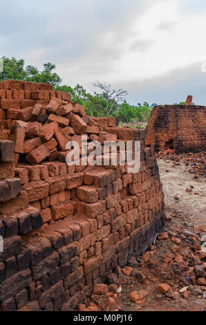 Stapel von schamottesteine in traditioneller Weise im Zentrum von Nigeria, Afrika Stockfoto