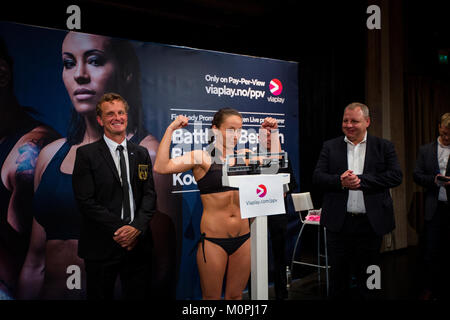 Norwegen, Bergen - Juni 08., 2017. Der Ungarische boxer Marianna Gulyas gesehen an den am Tag vor dem Kampf in der Schlacht von Bergen in Bergen wiegen. (Foto: Gonzales Foto - Jarle H. Moe). Stockfoto