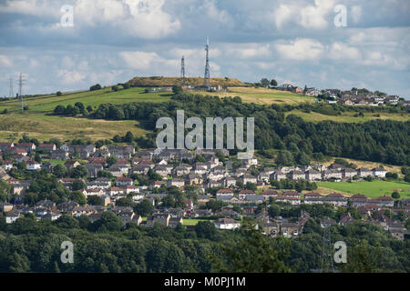 Hang Suburban Area mit Gehäuse, grüne Felder, Wald & Sender an einem sonnigen Tag - Shipley & ungenutzte Bereiche von Bradford, West Yorkshire, GB, UK. Stockfoto