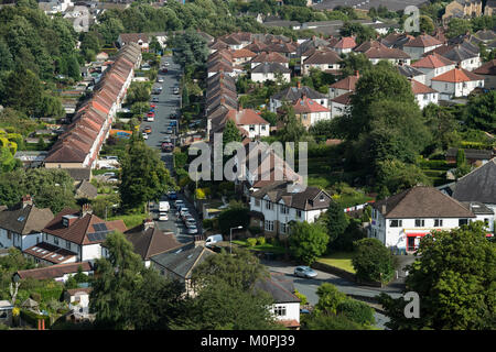 Hohes Ansehen der Bereich der Baildon Stadt, mit Straße, halb-freistehende Häuser & lokalen Shop in Wohn- städtischen Vorort - Bradford, West Yorkshire, England, UK. Stockfoto