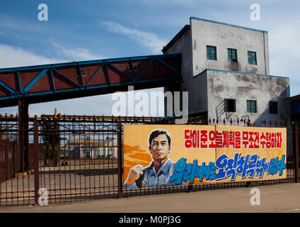 Propaganda Plakatwand in Hungnam Stickstoff-dünger Pflanze, Provinzen Süd-Hamgyong Provinz, Hamhung, Nordkorea Stockfoto