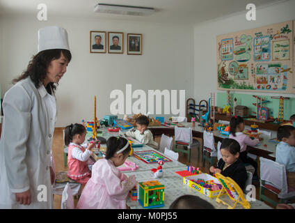 Nordkoreanische Kinder in einem Klassenzimmer unter dem offiziellen Porträts der liebe Führer, Pyongan Provinz, Pyongyang, Nordkorea Stockfoto