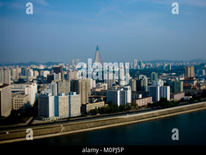 Blick über Taedong von Yanggakdo Hotel in Richtung Stadtzentrum, Pyongan Provinz, Pyongyang, Nordkorea Stockfoto