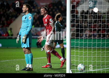 Bristol City Aden Feuerstein (Mitte) und Torwart Lukas Steele reagieren nach Manchester City Leroy Sane feiert ersten Ziel seiner Seite des Spiels zählen während der carabao Cup Halbfinale, zweite Bein Gleiches an Ashton Gate, Bristol. Stockfoto